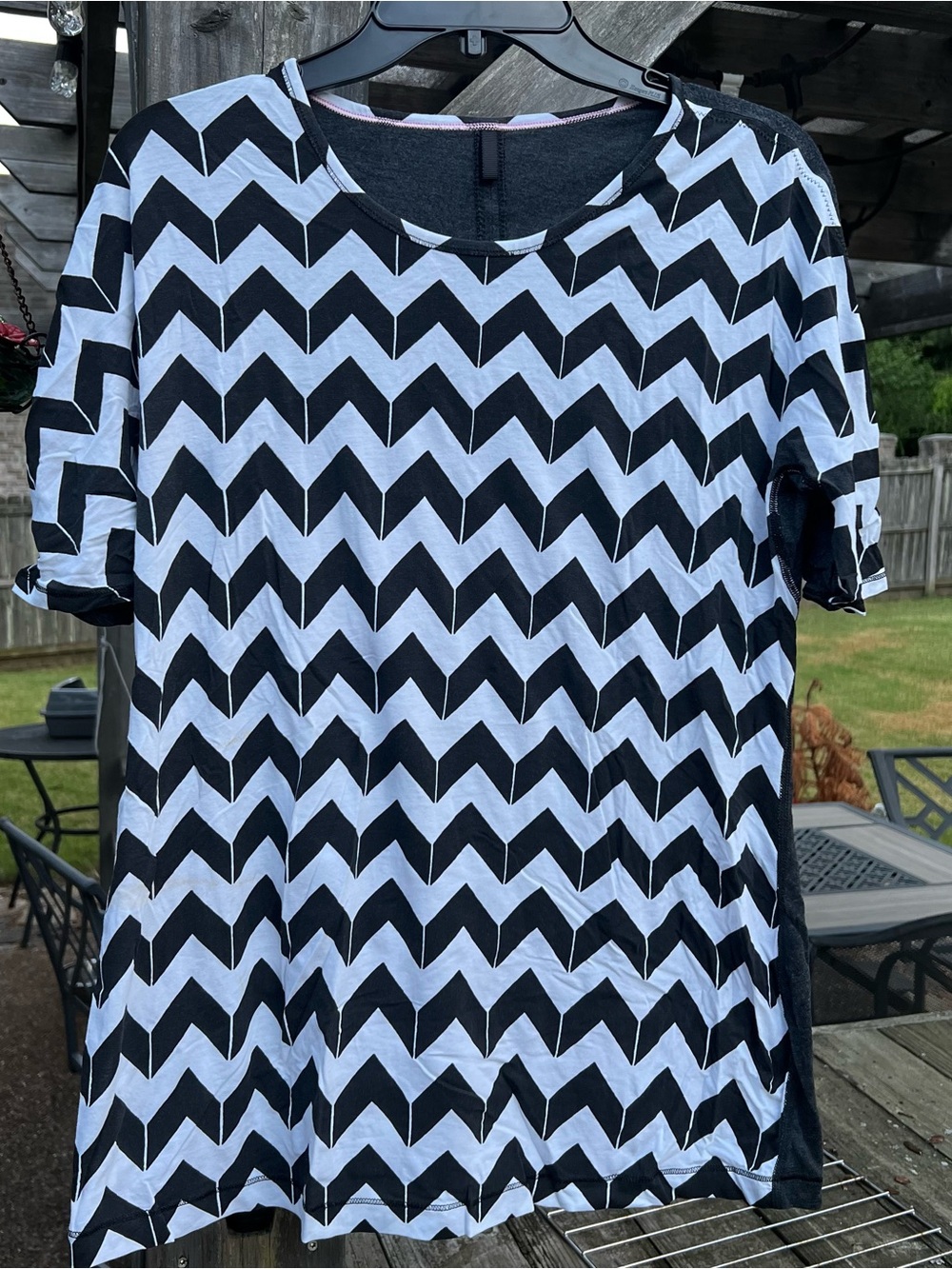 Lululemon Women’s Black and White Chevron Short Sleeve Top - 12